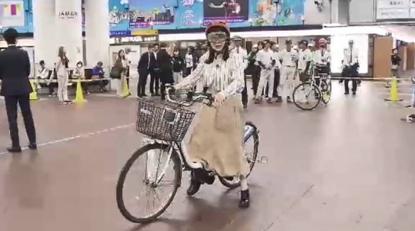 飲酒した状態を体験(30日、JR小倉駅)