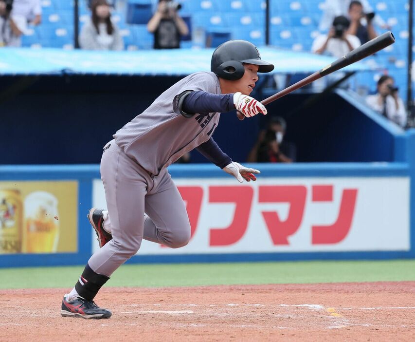 ９回２死二塁、右線に同点の適時二塁打を放つ慶大・坪田大郎（カメラ・佐々木　清勝）