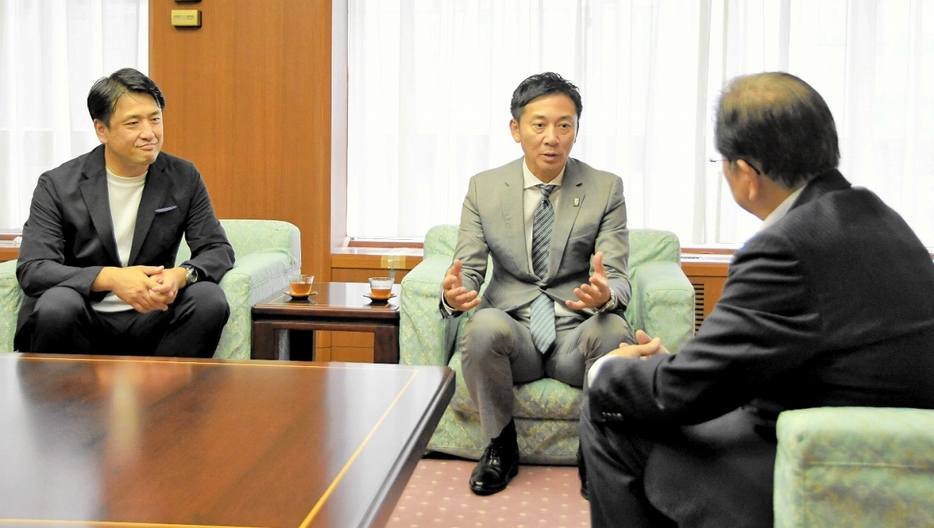 西行茂・福井市長（右）と懇談するBリーグの島田慎二チェアマン（右から2人目）、湯本眞士代表取締役＝9月30日、福井市役所