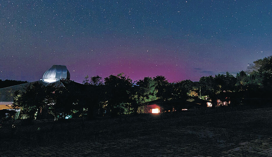 撮影された低緯度オーロラ＝１１日午前２時４分、能登町柳田植物公園（県柳田星の観察館「満天星」提供）