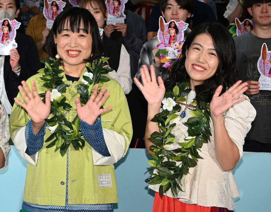 「映画『モアナと伝説の海２』待ちきれない！キックオフファンミーティングin Theater」に登場した“しずちゃん”こと山崎静代さん（左）と横澤夏子さん