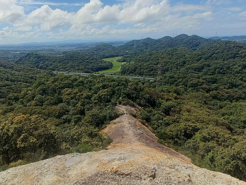 山頂から見下ろす景色は、標高200ｍ未満とは思えない絶景だ（撮影：河野美花）