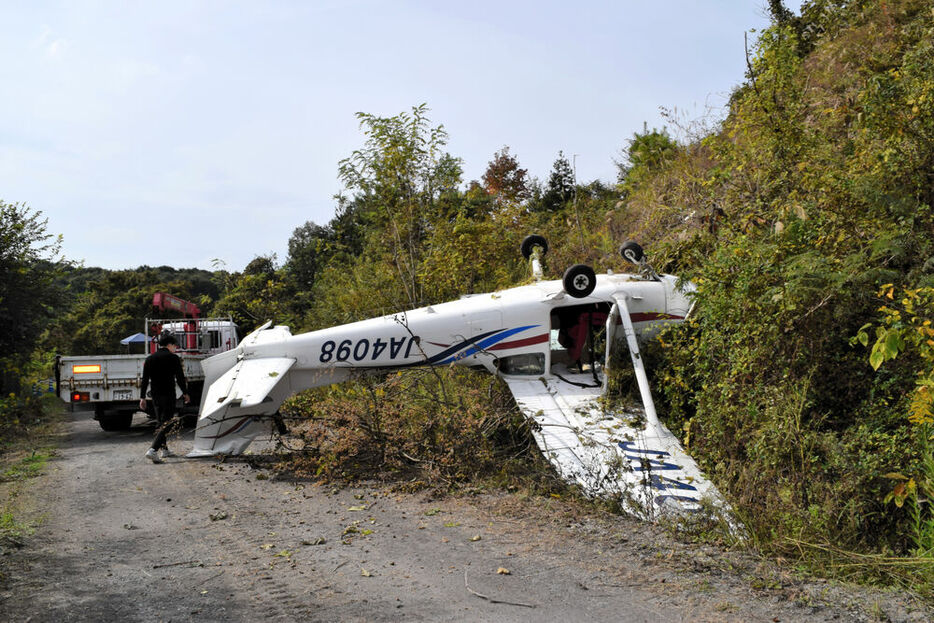 オーバーランで崖の下に転落したセスナ機＝２７日午前１１時２０分ごろ、宮城県栗原市瀬峰