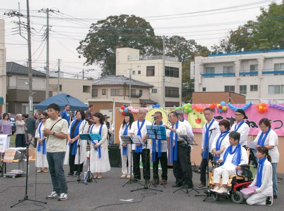 開会式であいさつする実行委員長の田中さん