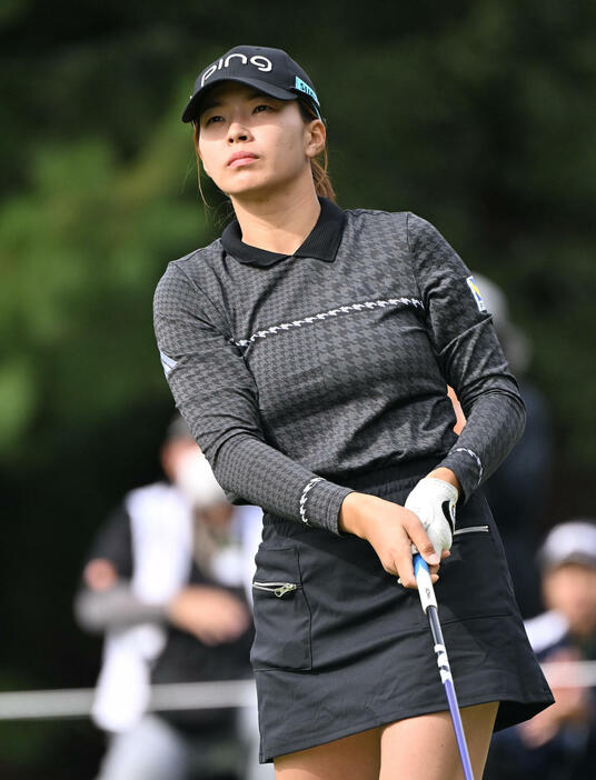 1日目、2番ホール、渋野日向子はティーショットの行方を見守る（撮影・石井愛子）