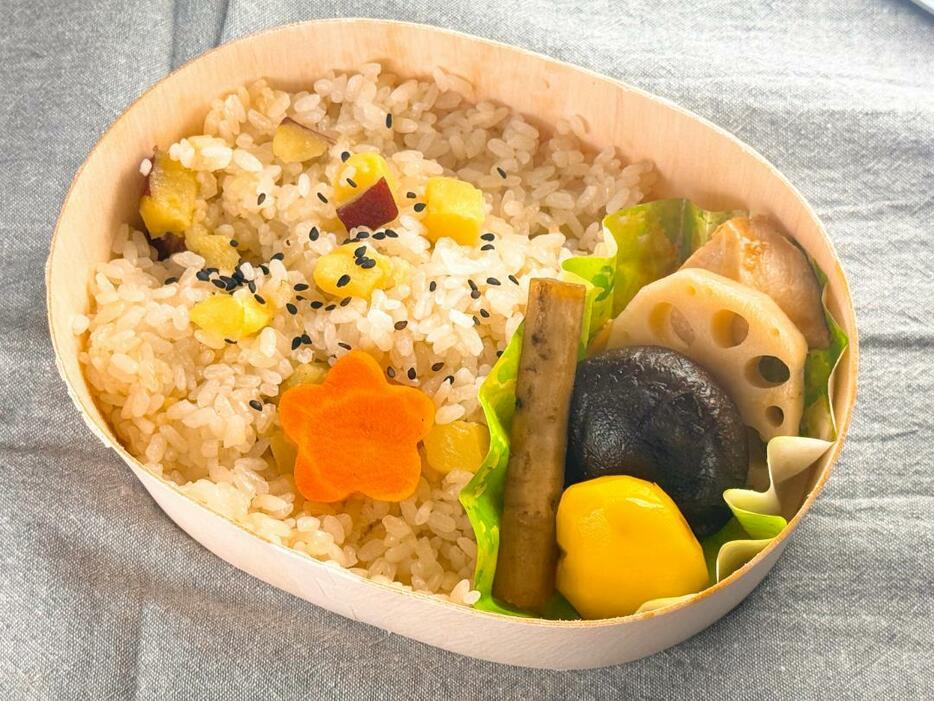 万年屋が販売する「茨城の芋ごはん弁当」(同社提供)