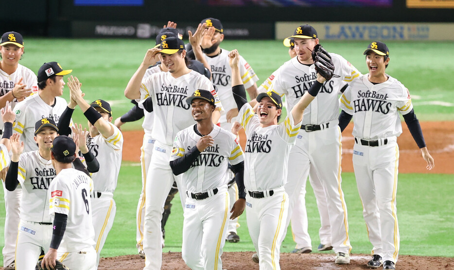 プロ野球ＣＳ・ソフトバンク―日本ハム。日本シリーズ進出を決め、喜ぶソフトバンクの選手ら＝１８日、みずほＰａｙＰａｙ