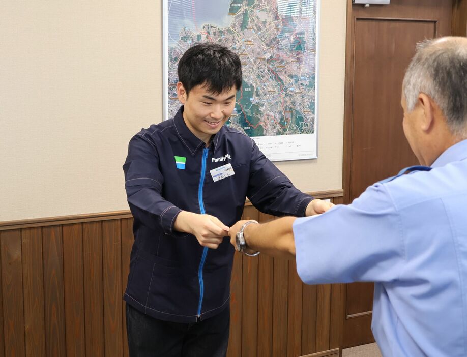 詐欺被害を防止し、感謝状を受け取る坂倉さん（近江八幡市土田町・近江八幡署）