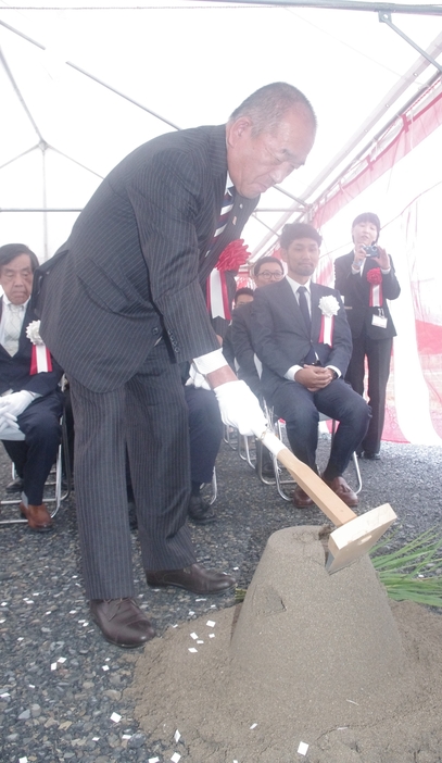 起工式でくわ入れする山崎町長=岡山県鏡野町で