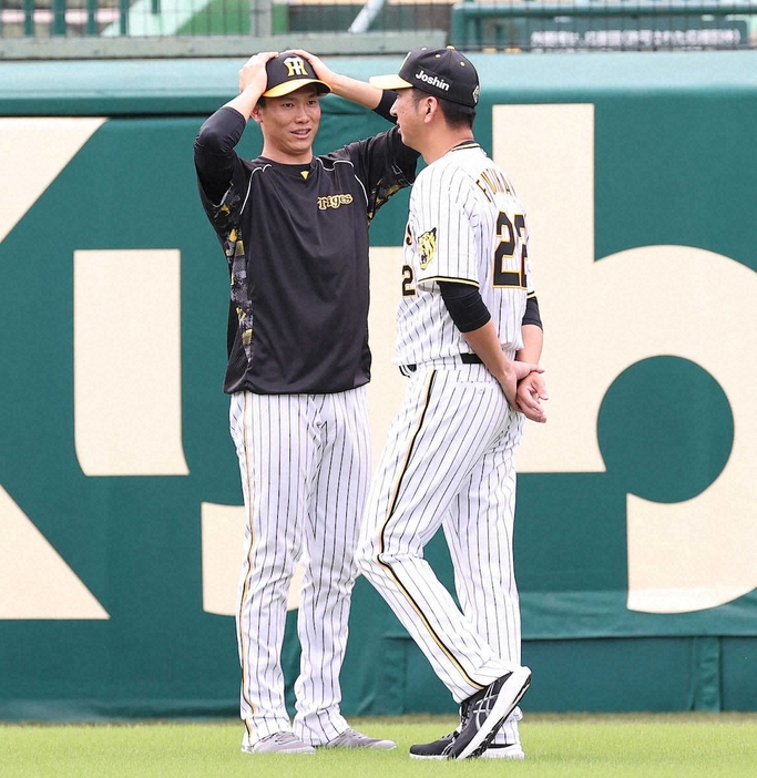 藤川監督（右）と話し込む湯浅（撮影・須田　麻祐子）