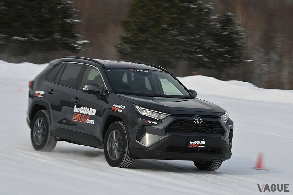 アイスガードSUV G075を装着したトヨタ「RAV4」。雪上走行ではアイスガード7に近い性能を見せる