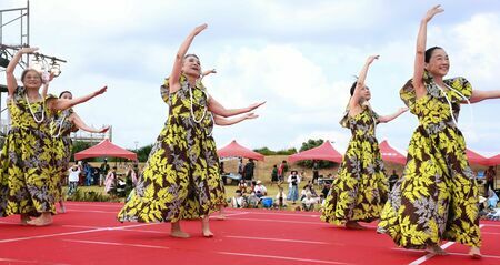 海浜の舞台でフラを踊る参加者＝１２日、宮古島市平良久貝・トゥリバー海浜公園