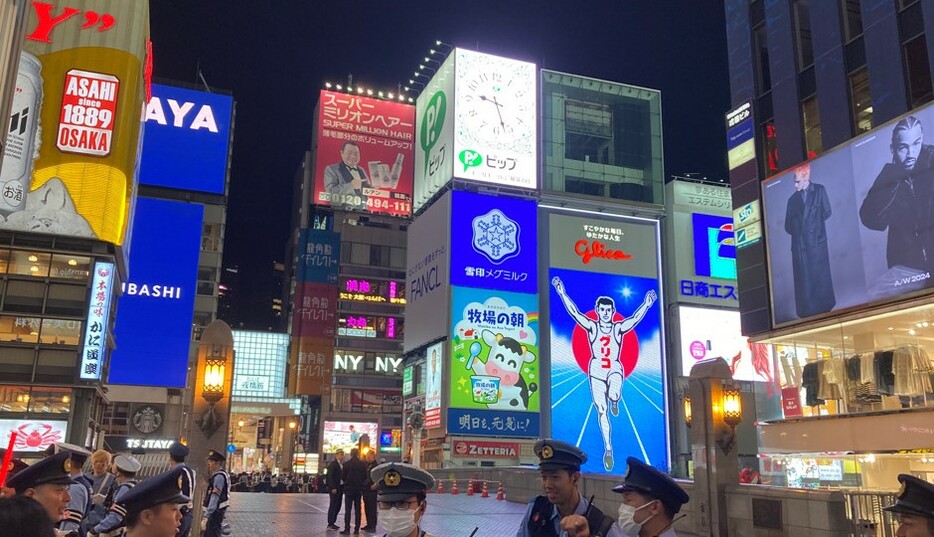 封鎖された大阪・ミナミの戎橋