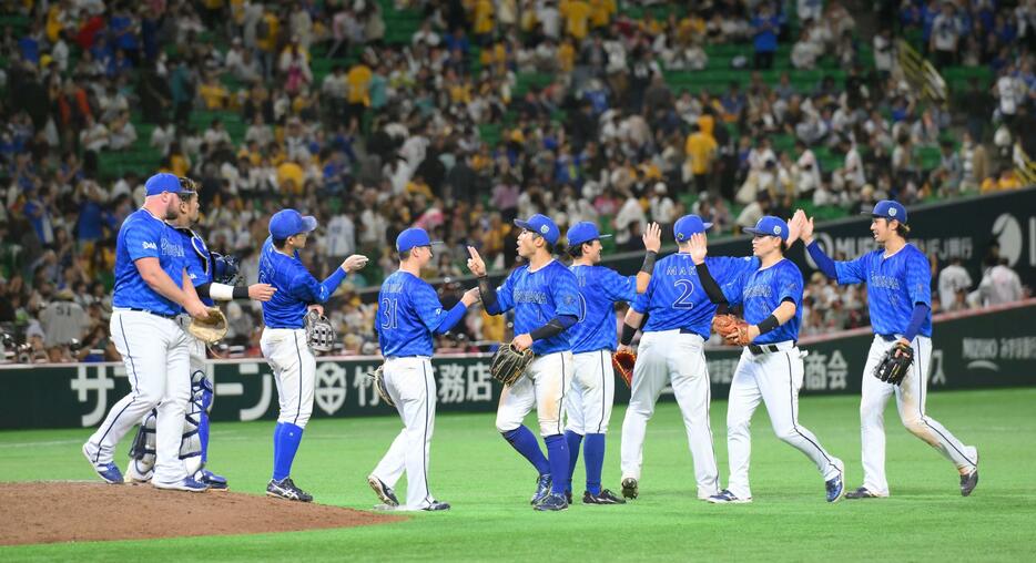 　完封勝ちで２勝２敗のタイに持ち込んだＤｅＮＡナイン（撮影・伊藤笙子）