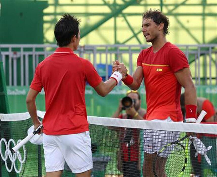 試合を終えナダル（右）と握手する錦織圭