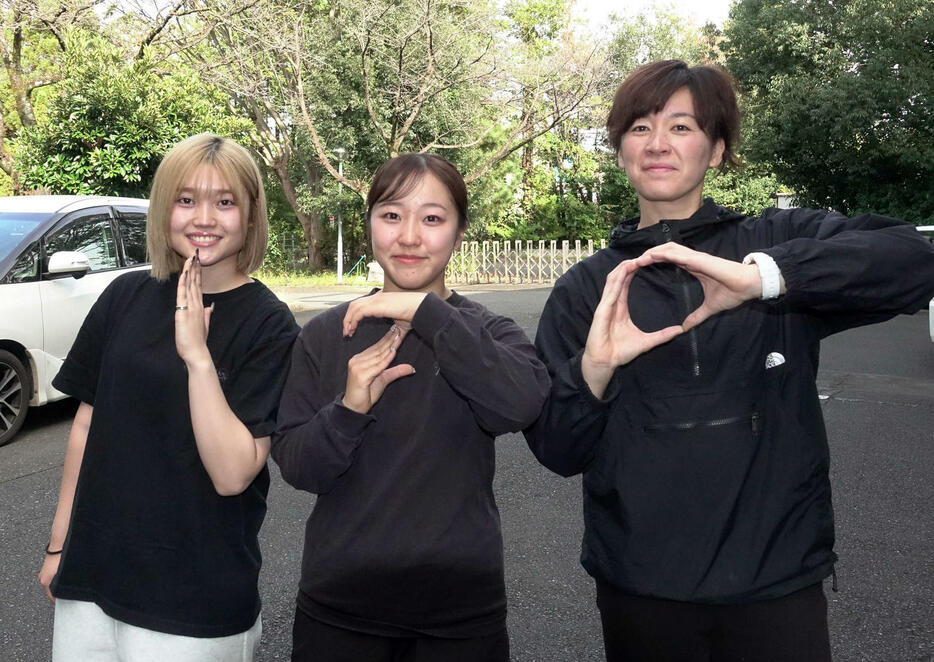 3人で「120期」を表現する、左から中村鈴花、飯田風音、山口真未