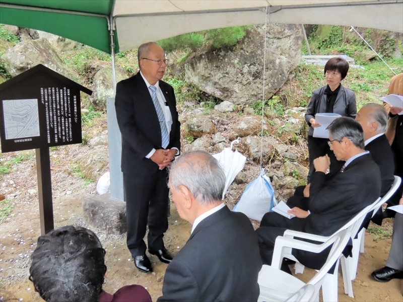 除幕式であいさつする鈴木会長