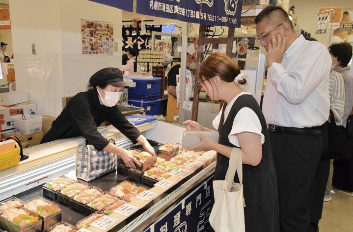 北海道ならではの味覚が楽しめる「北海道の物産と観光展」＝2日午前、松山市湊町5丁目