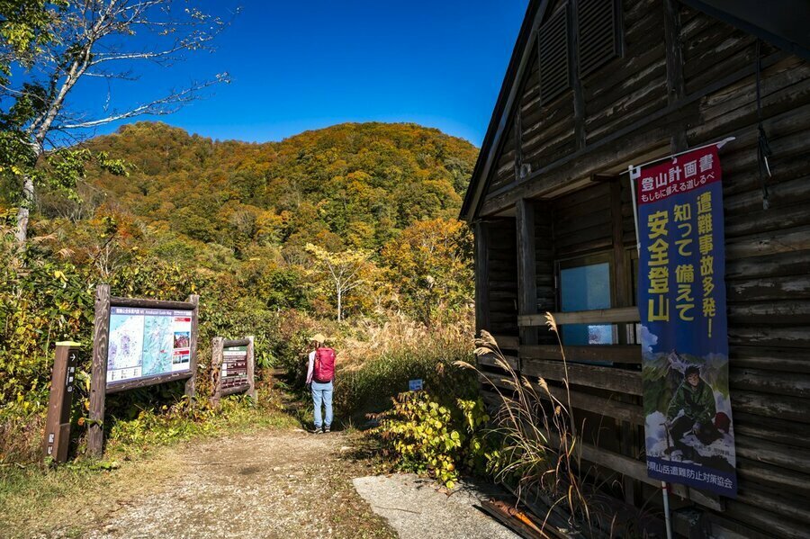 駐車場の奥にある登山口。紅葉の時期は平日でも満車になります