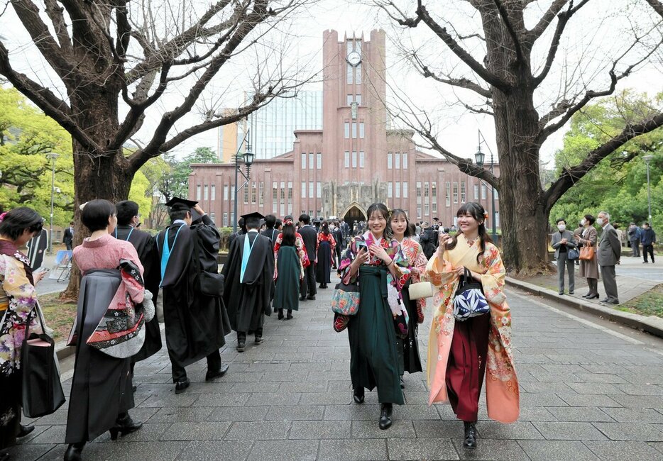 東大の卒業式にのぞむ学生たち。働き方改革とジョブ型雇用が広がる中、卒業後の進路にも変化が＝2023年3月、東京都文京区の東大