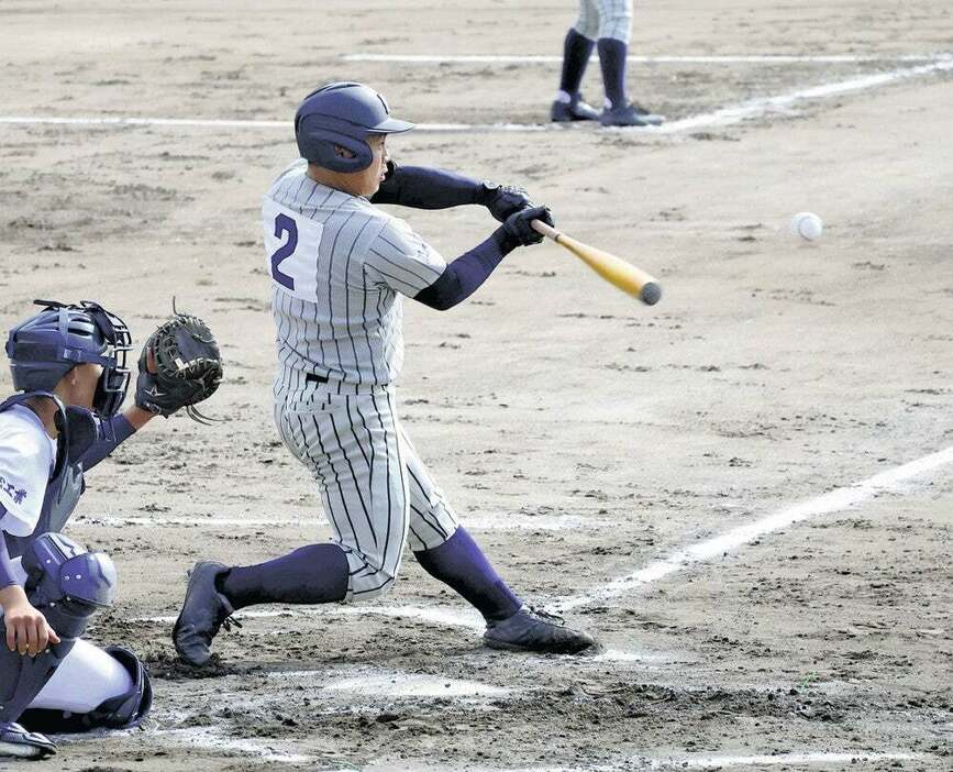 敦賀気比―小松工　初回敦賀気比1死2、3塁、小林が適時打を放つ（石川県立野球場で）