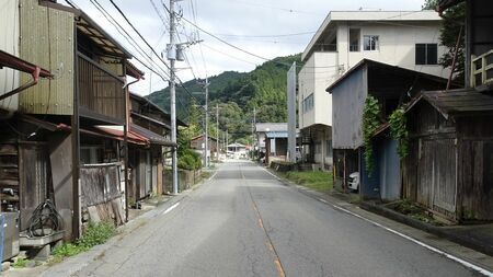 高齢化率日本一の群馬県南牧村。かつてはこんにゃく芋の生産で栄えた豊かな村だった（記者撮影）