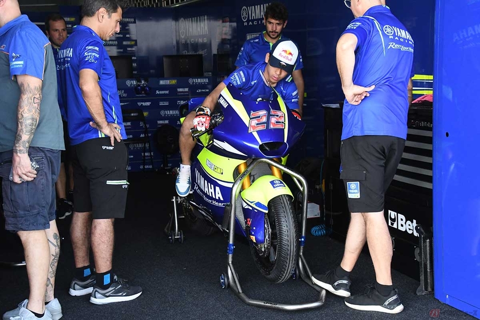 【MotoGP第18戦タイGP】セッション前にポジション確認を行なう佐々木歩夢選手（#22／Yamaha VR46 Master Camp Team）