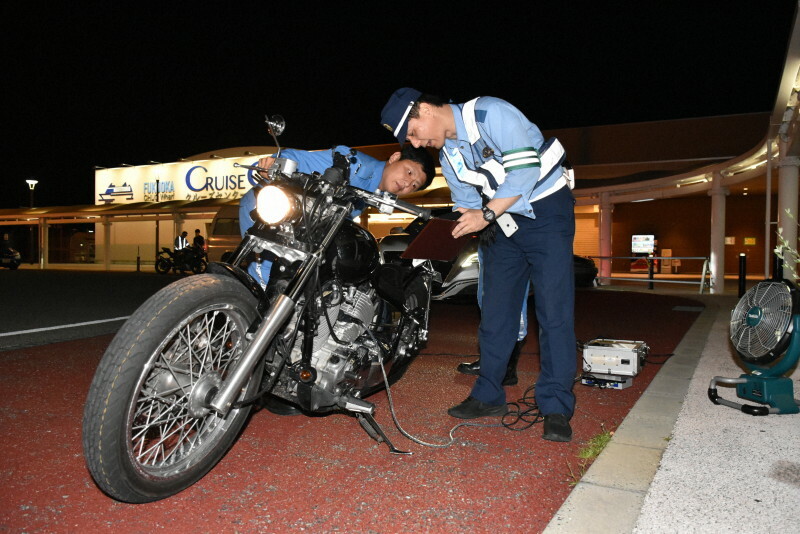 測定器を使ってバイクの排気音の大きさを調べる警察官ら＝福岡市博多区のクルーズセンターで2024年9月23日午後9時41分、栗栖由喜撮影