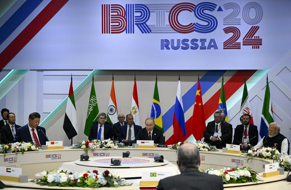 23日、ロシア中部カザンで、BRICS首脳会議に参加するロシアのプーチン大統領（中央）ら各国首脳（AP＝共同）