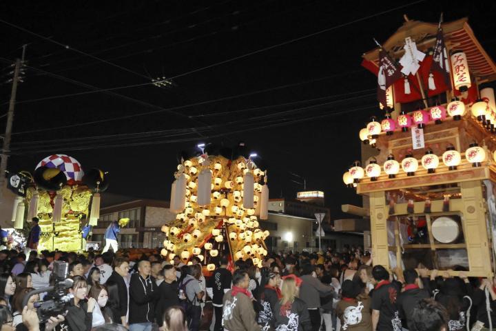 だんじり、みこし、太鼓台が一堂に会し、観客を盛り上げた東予秋祭り統一運行