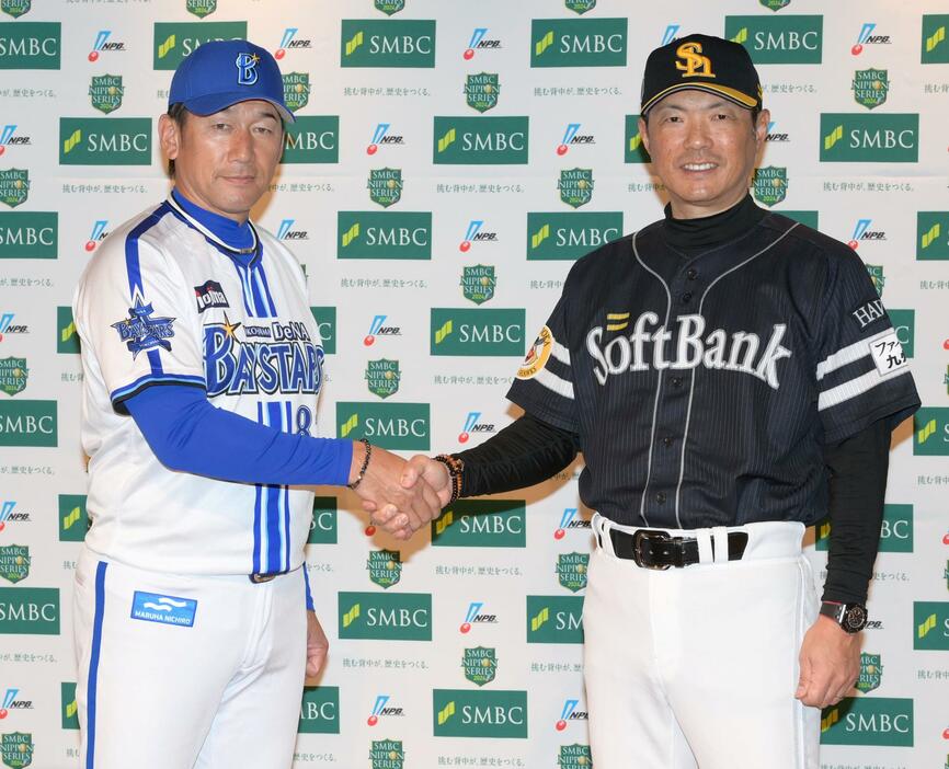 　日本シリーズに向けて握手をする三浦監督（左）と小久保監督（撮影・堀内翔）