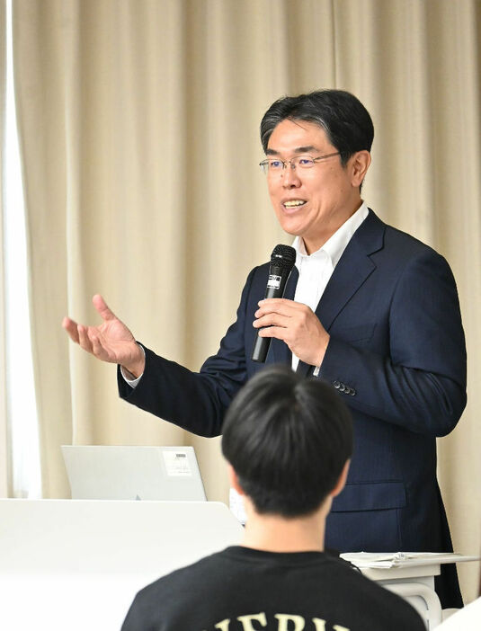 静岡県警の治安対策や職務の魅力などを説明する津田隆好本部長＝22日午前、藤枝市の静岡産業大藤枝キャンパス