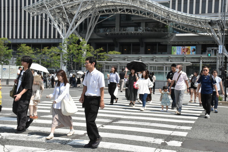 JR博多駅前を行き交う人たち＝山口響撮影