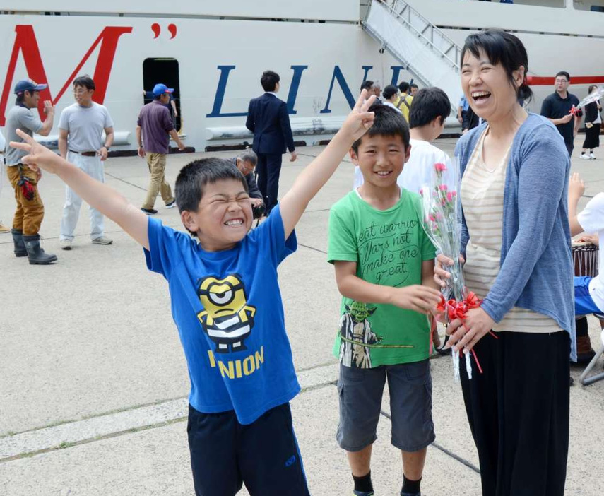 ２０１８年５月、カーネーションをもらい笑顔がはじける家族＝三島村硫黄島