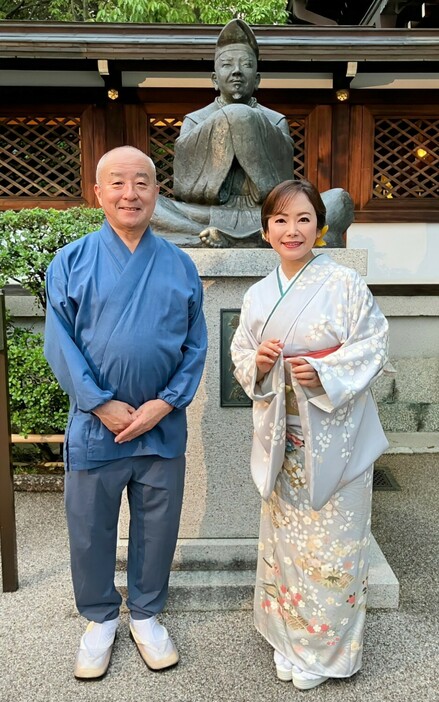 晴明神社の安倍晴明像前で山口琢也宮司(左)と写真に収まる葵かを里