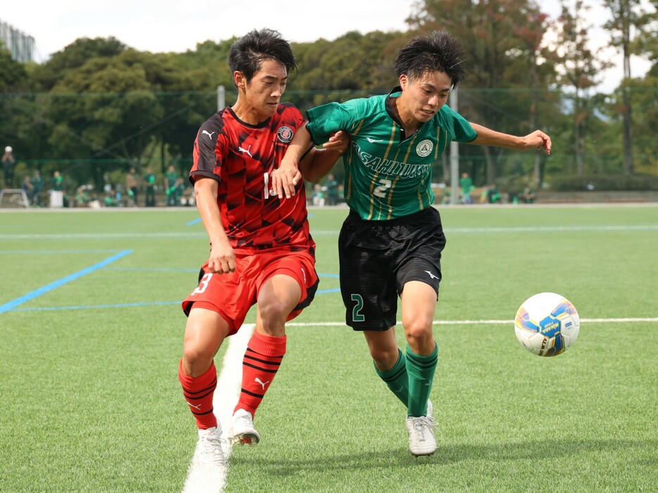 朝日塾高(緑)対就実高(赤)は就実が勝利。準決勝進出を決めた(Toshihide ISHIKURA)