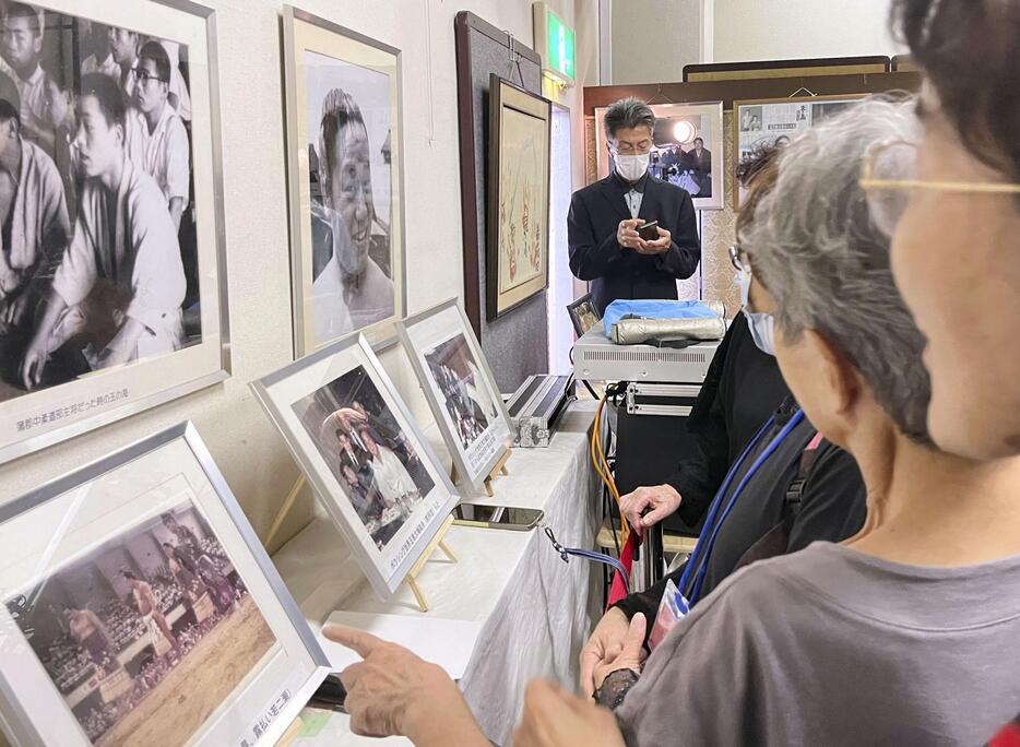 「資料室」がオープンし、展示された玉の海の写真を見る人たち＝11日、愛知県蒲郡市