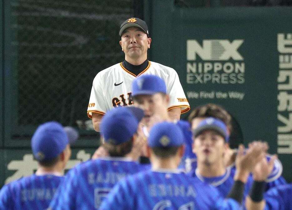 DeNAナインが勝利のハイタッチを交わす中、整列へと向かう阿部監督（撮影・水島啓輔）