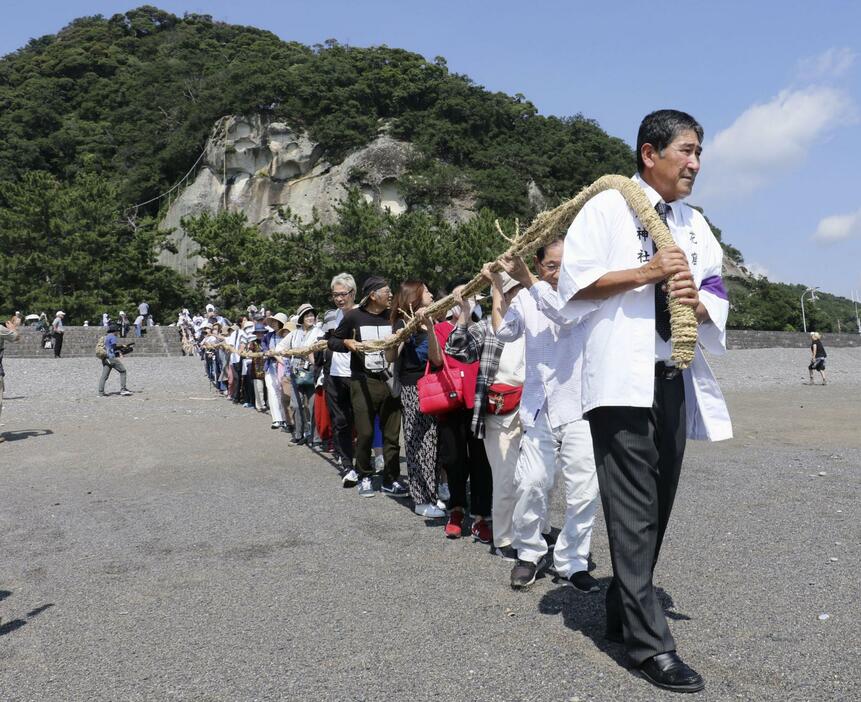 三重県熊野市の花窟神社で営まれた「お綱かけ神事」＝2日午前