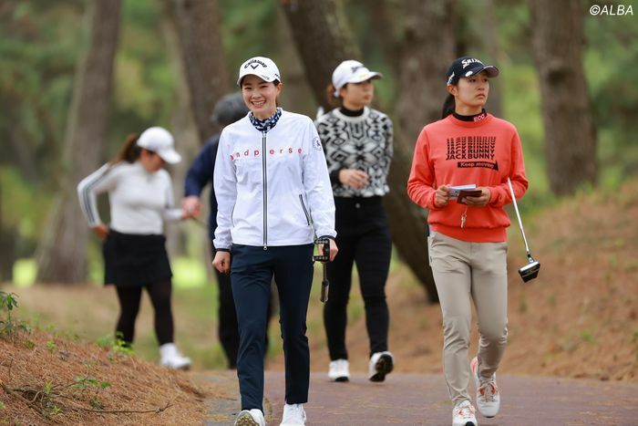 スロースターターが初日からナイスカムバック。青木香奈子（左）が合格へ上々のスタートを切った