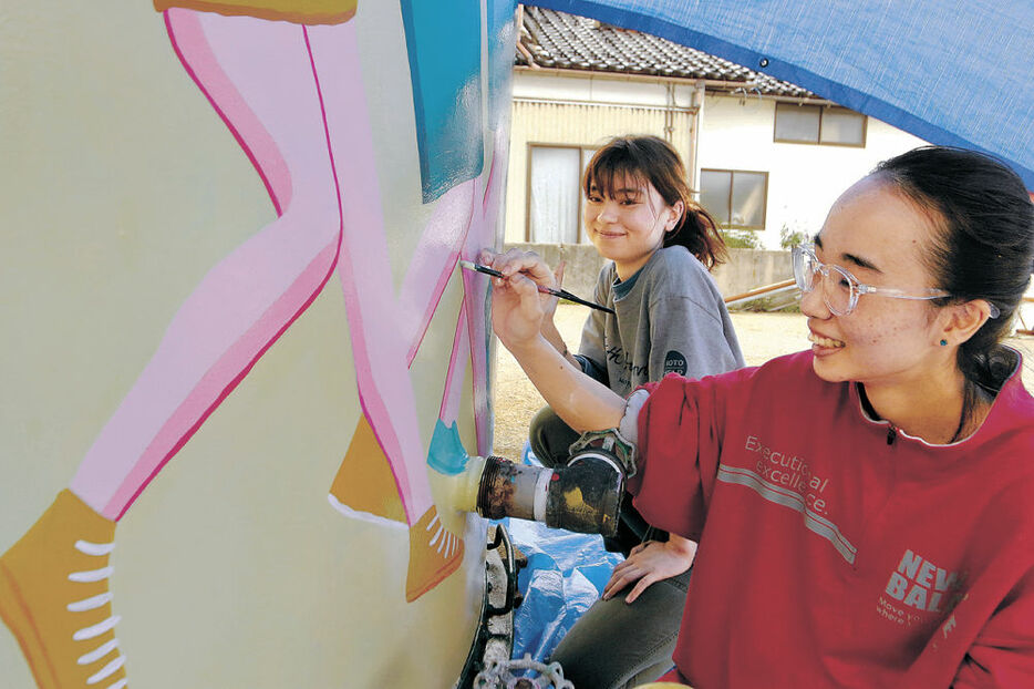 アートを制作するＫＯＴＯＫＯさん（右）と来島さん＝羽咋市大川町