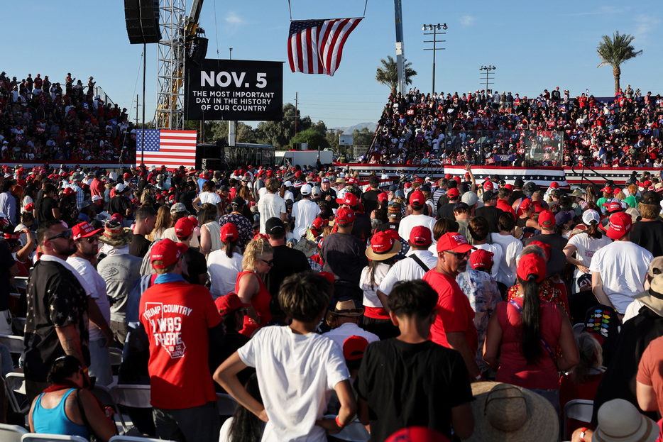 　米西部カリフォルニア州で１２日開かれた共和党のトランプ前大統領の選挙集会の会場近くで、弾丸を装填した銃を所持した男が逮捕されていたことが分かった。地元の保安官が１３日発表した。写真は集会の様子。カリフォルニア州コーチェラで１２日撮影（２０２４年　ロイター／Mike Blake）