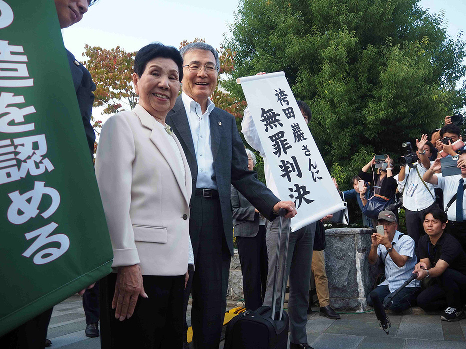 9月26日、無罪判決直後の袴田ひで子さんと小川秀世弁護士【撮影：粟野仁雄】