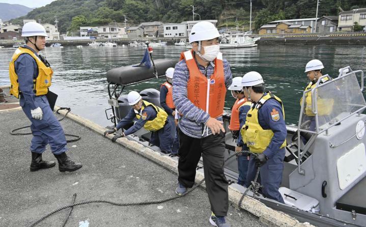 孤立想定集落からゴムボートで移動し、上陸する住民ら＝17日午前、伊方町湊浦