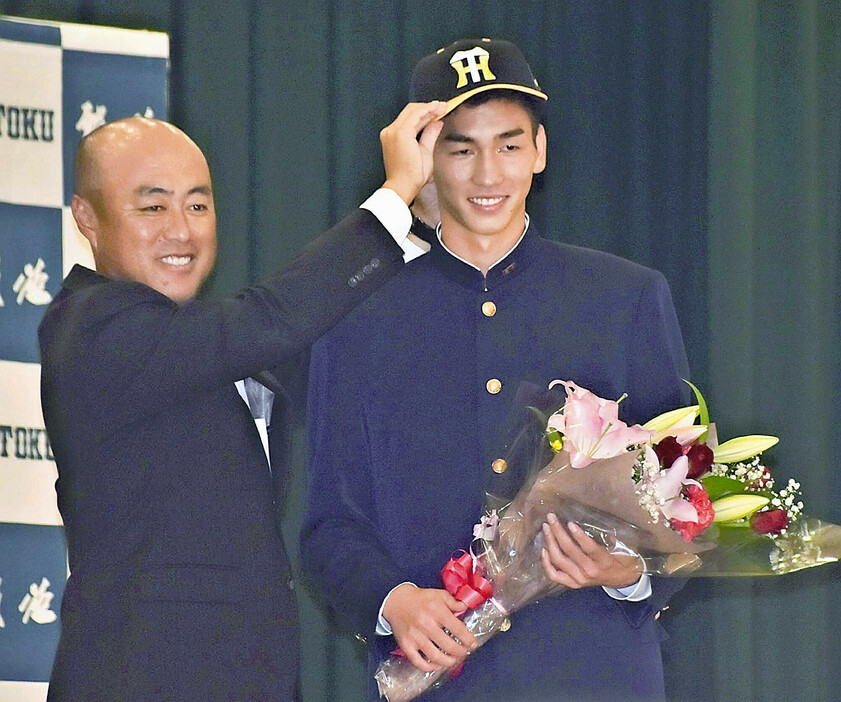 阪神タイガースから2位指名された報徳学園高の今朝丸投手（兵庫県西宮市で）