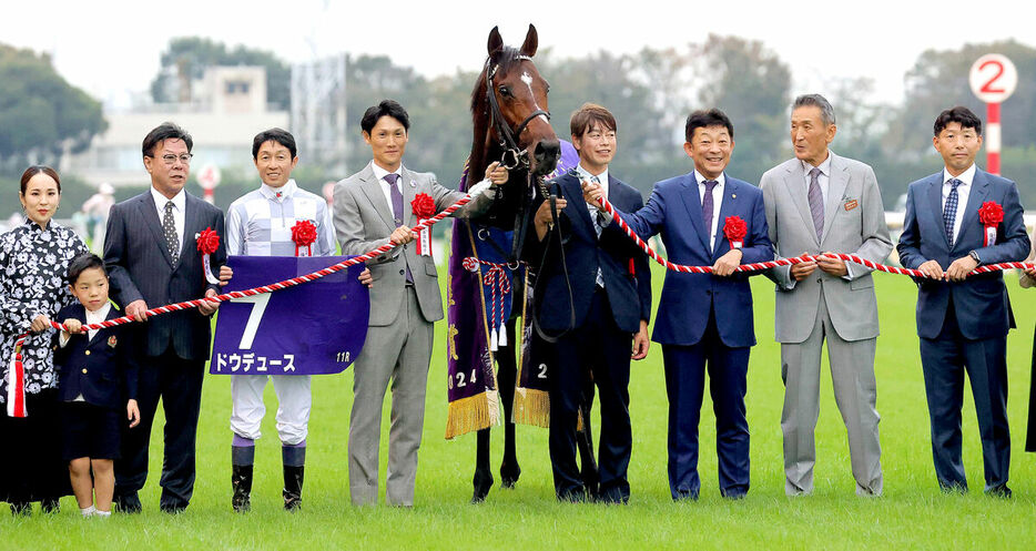 ドウデュースで天皇賞を制した松島オーナー（左から３人目）と武豊騎手（左から４人目、カメラ・池内　雅彦）