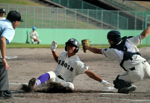 米子松蔭―創志学園　三回表、米子松蔭の三塁走者・後藤が内野ゴロで本塁を突き生還=2024年10月25日、島根県出雲市大社町の県立浜山公園野球場、石川和彦撮影