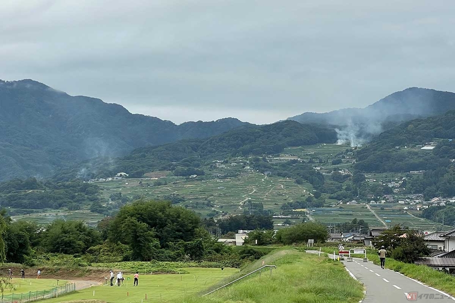 千曲川のサイクリングロードから「姨捨の棚田」を望みます。この斜面を登ることになります