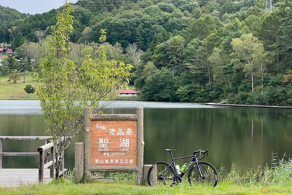 標高約1000mに位置する「聖高原」。その中心が「聖湖」です