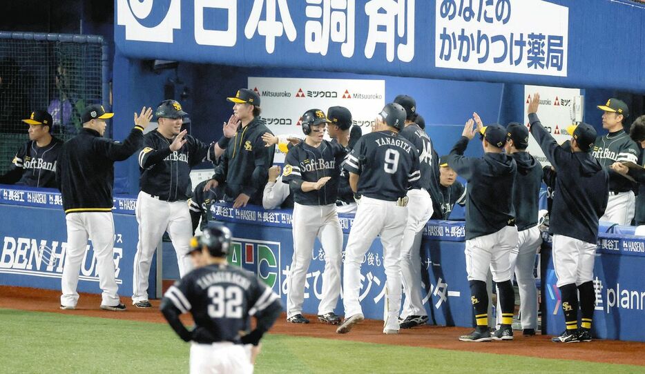 ３回表、牧原大の適時打に沸くソフトバンクベンチ